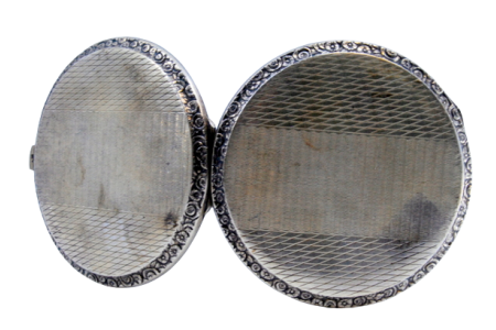 Caixa de Toilette em prata guilhochada em ambos os lados com espelho no interior.